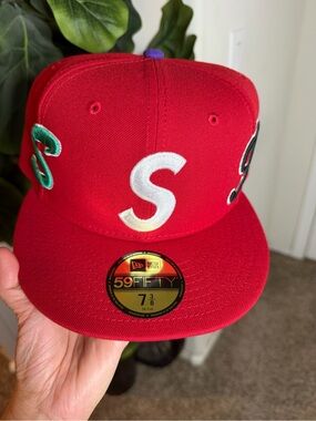 Title Supreme Multi S Logo New Era 59Fifty
Fitted Hat Red